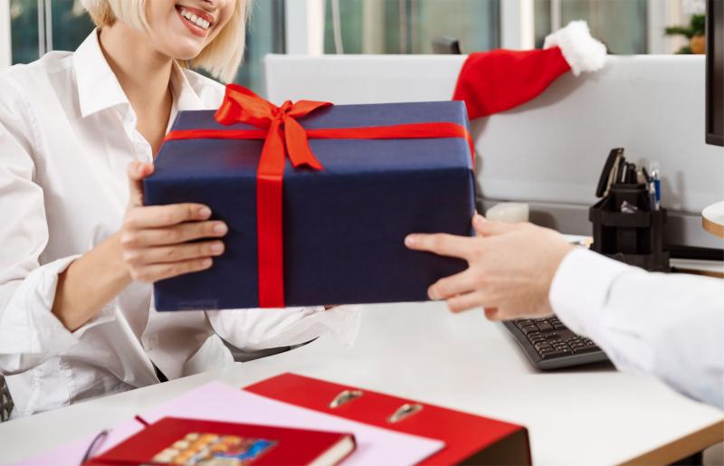 Новый Год - время дарить подарки. Подборка подарков к новому 2024 году для партнёров и клиентов