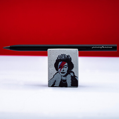Набор Pininfarina Banksy Lizzy Stardust: карандаш SMART с бетонной подставкой, красный