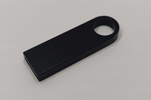 USB 2.0 - флешка с мини чипом и круглым отверстием 32 GB, черная USB 2.0 - флешка с мини чипом и круглым отверстием 32 GB, черная
