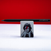 Набор Pininfarina Banksy Lizzy Stardust: карандаш SMART с бетонной подставкой, красный