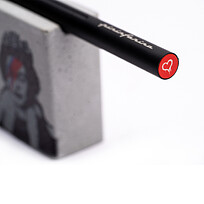 Набор Pininfarina Banksy Lizzy Stardust: карандаш SMART с бетонной подставкой, красный