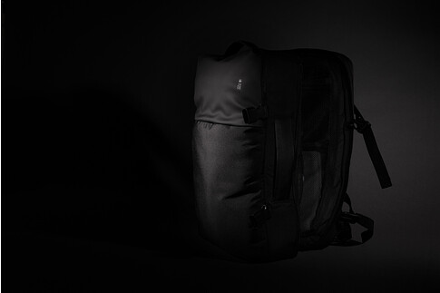 Рюкзак для путешествий Swiss Peak из rPET AWARE™ с регулируемым объемом, 15.6 , черный