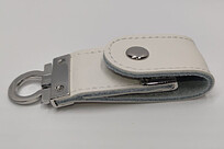 USB-накопитель LEATHER, 32 GB, белый в белой коробке